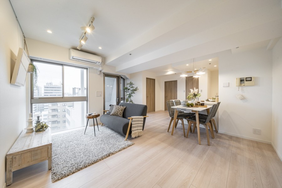 心がほっとする陽光が注がれるリビングダイニングは、開放感と安らぎを享受したのびやかな住空間です。お食事中も明るい日差しを感じながら過ごせそうです。