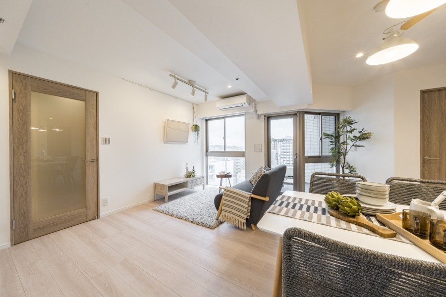 開放的で明るいリビングです。床暖房を敷設しているので、寒い季節も足元からポカポカ暖かく快適です。