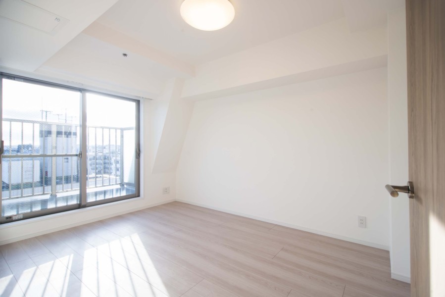 洋室1は主寝室にぴったりなゆとりあるお部屋です。穏やかな自然光が注がれ、過ぎゆく時間をのんびりと感じることができる空間です。