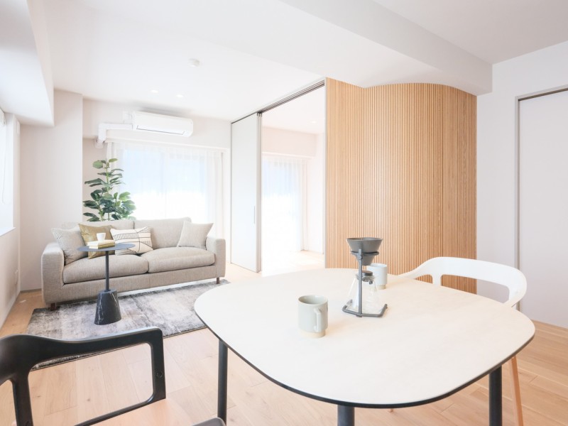 流行を先駆けながら、安らぎを感じる居住空間です。リブ材の建具はＲ加工を施し意匠を凝らした内装に仕上げました。上質さと気品溢れる雰囲気をもたらすデザインが、洗練された空間を演出します。