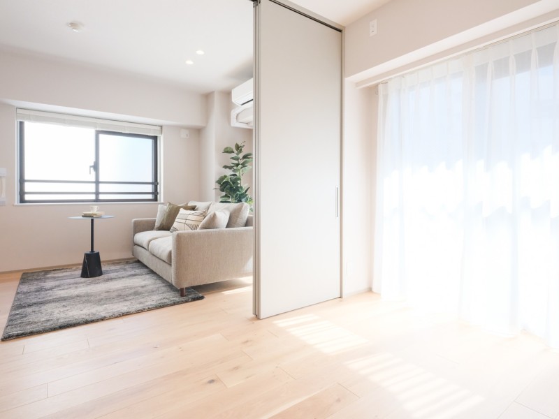 主寝室にぴったりな洋室１です。リビングと接続しているので、引き戸を開放するとより広々したお部屋としてお使いいただけます。