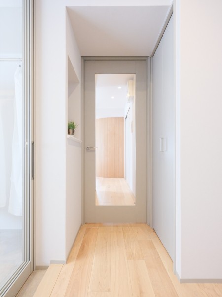 廊下にはシューズインクローゼットと棚を備え付けました。洋室２からの光を取り込んだ明るい廊下部分です。
