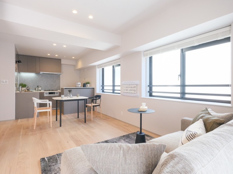 開放感が溢れるリビングダイニングキッチンです。リュクスな暮らしが叶うリビングは木の温もりと上質感を味わえるお部屋です。