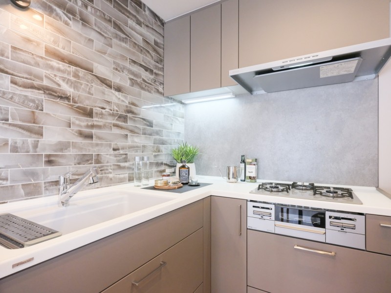 快適な機能が充実したシステムキッチンです。石の流れ目と仄かに煌めく表面の石調タイルが、より一層気品溢れる空間を演出します。お部屋の雰囲気に調和した色合いで、さらにランクアップした空間に仕上げました。