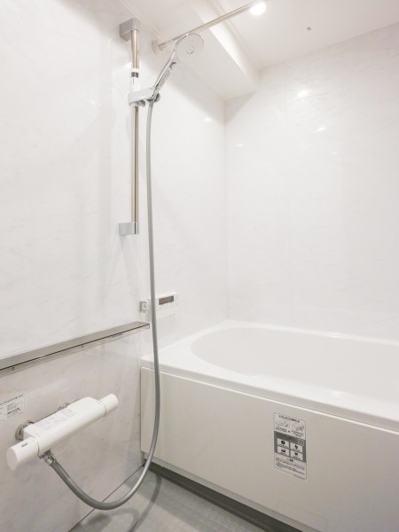 1日の疲れをしっかりと癒すバスルームです。ゆったりとしたバスタブで毎日のお風呂時間を心ゆくまでお楽しみいただけます。