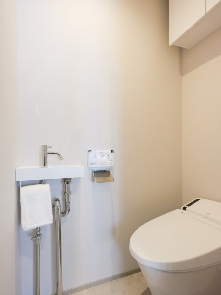 レストルームには手洗いカウンターを備え付けました。洗練されたデザインのタンクレスを採用。ウォシュレット一体型のトイレは、お掃除の手助けをしてくれる便利機能が搭載されています。