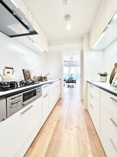 玄関から直接キッチンにもアクセスできる動線が嬉しい間取りです。背面にはキッチンとお揃いでスタイリッシュなカップボードを備え付けました。