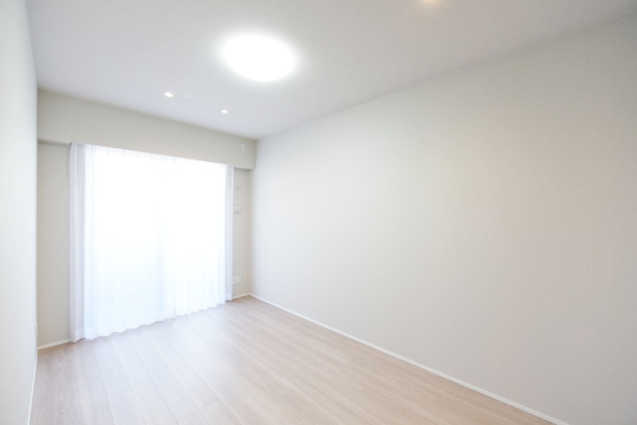 洋室1（約7.3帖）は、頼もしい収納力を備えたウォークインクローゼットを設置しました。お部屋を広々使用できますので、主寝室におすすめです。全居室がバルコニーに面しています。