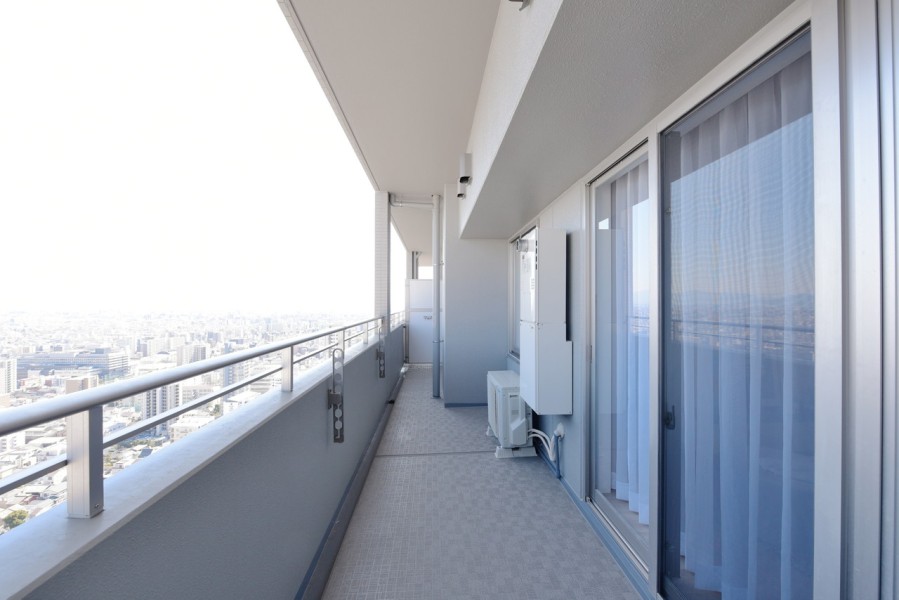 33階部分、前面を遮る物もなくお部屋の中に優しい光を届けてくれるバルコニーです。全ての居室がバルコニーに面していますので、開放感が溢れます。