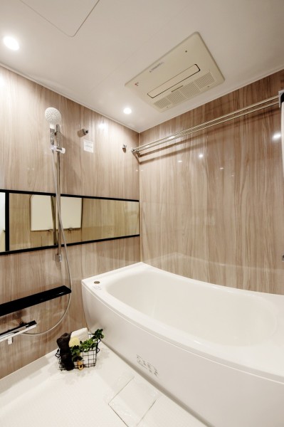 浴室はゆったりと体を包み込む入浴感が心地よく、癒しのバスタイムを過ごせます。浴室暖房乾燥機完備で、花粉シーズンの衣類の乾燥など一年中快適に、便利に使用して頂けます。