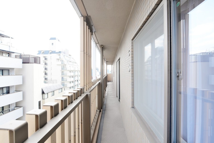 L字型のバルコニーにはリビング、洋室1、洋室2が接しており、お部屋の中に優しい光と心地よい風を運んでくれます。伸びをしながら深呼吸をしたくなるような空間です。