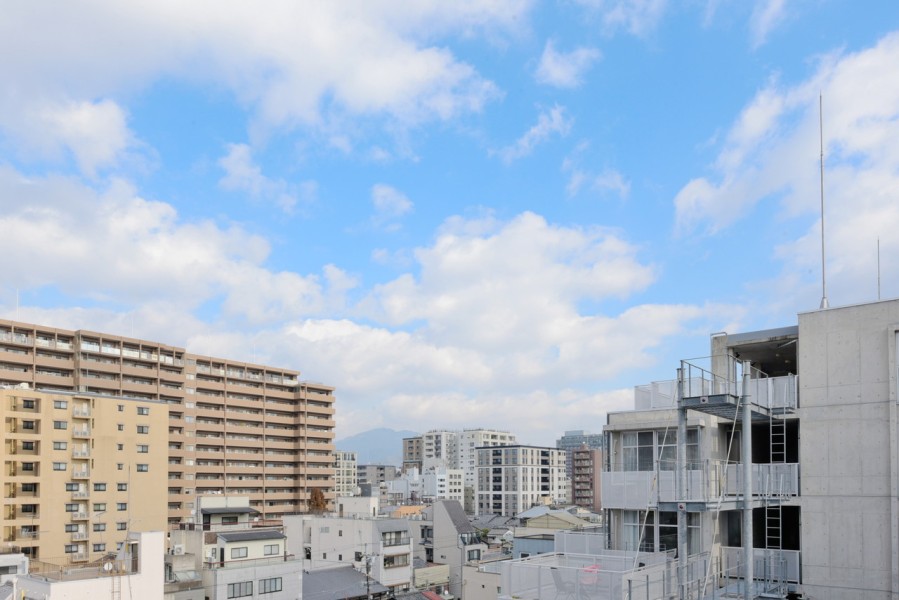 北東向きの眺望です。時間や季節と共に変化していく大きな空と京都の街並みを眺めながら、ほっと一息つきたくなるような眺めです。7階部分の南東角住戸で、陽当たり・通風・眺望良好です。