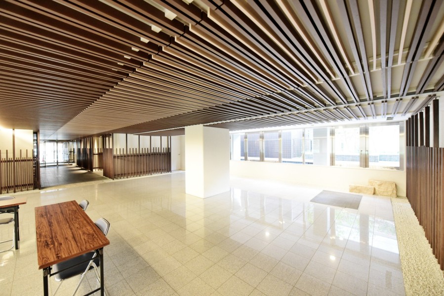 格子天井が特徴的な外観と相まって厳かな雰囲気を醸し出しています。光沢が美しい御影石を使用した贅沢なロビーが美しい庭園のように、ゲストや家族を迎えてくれます。