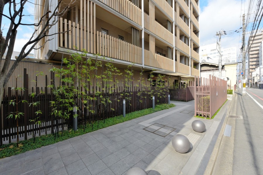 周辺にはお買い物施設や飲食店等も充実しており、日常生活も便利にお過ごしいただけます。柳馬場通、堺町通どちらにもエントランスがあり、動線も良好です。ペット飼育可能です。