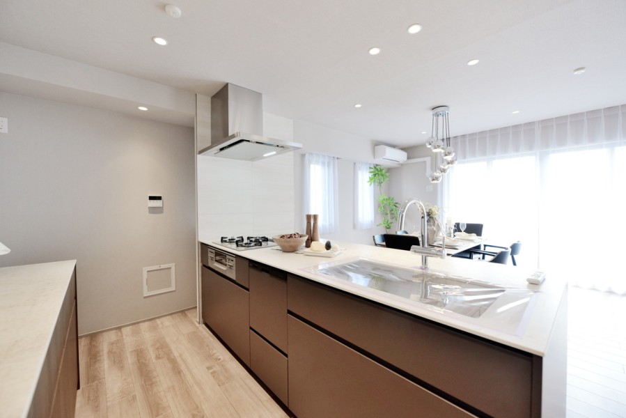 田中工藝社製のオリジナルシステムキッチンです。ブラウン系の面材を使用、シックで高級感のある落ち着いた雰囲気です。背面にはカップボードを設置済で、大容量の収納を確保しています。