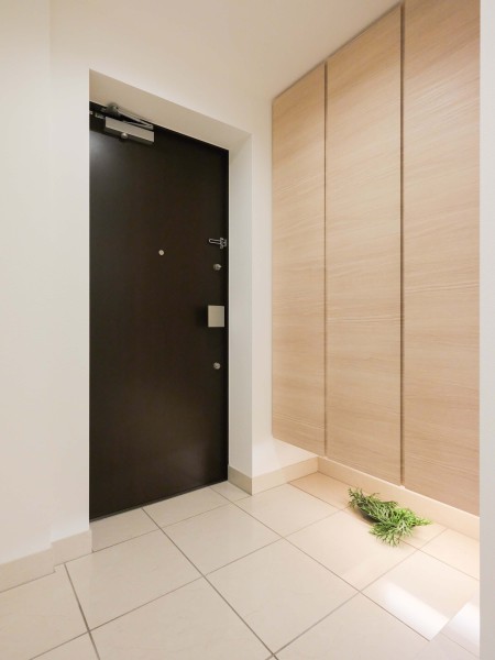 フットライトと人感センサーライトを設置した玄関です。収納力のあるシューズボックスもあるため、玄関もすっきり保てます。