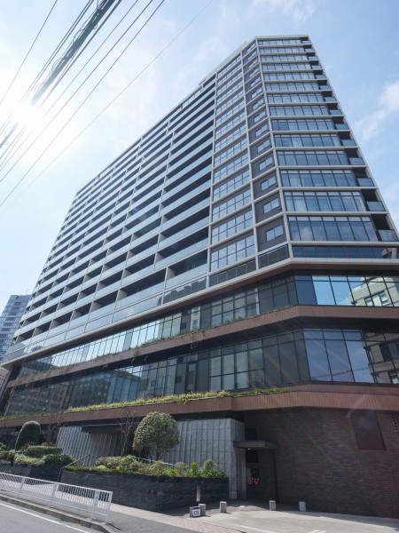 JR線『横浜』駅徒歩6分。オーナーズガーデン・テラスを設けており、都市機能と緑の調和の取れたマンションです。