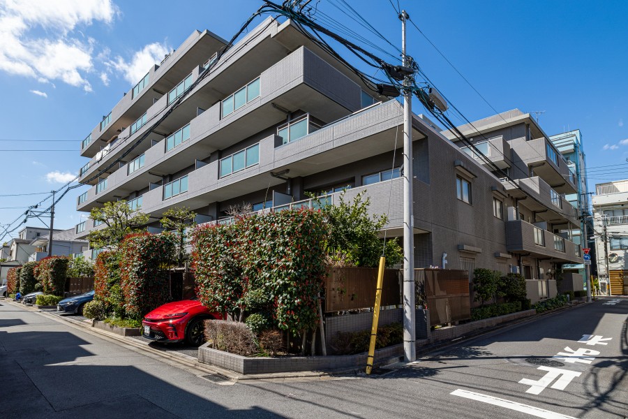 『千石』駅徒歩7分！オートロック完備の管理体制良好なマンションです。専用駐車場・専用庭付きの住戸です。