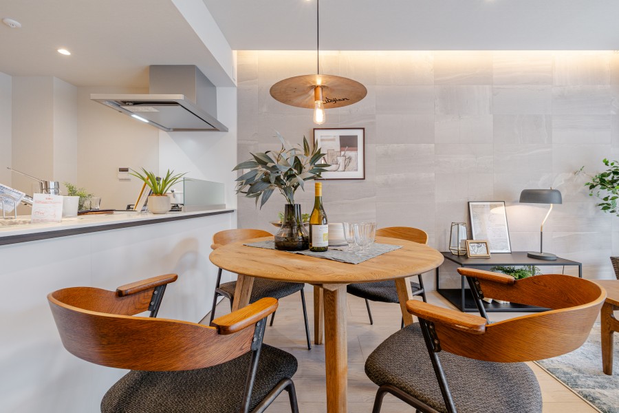 ピクチャーレールを設置したので壁を傷つける心配なくお気に入りのアートやグリーンを飾りインテリアを楽しめます。