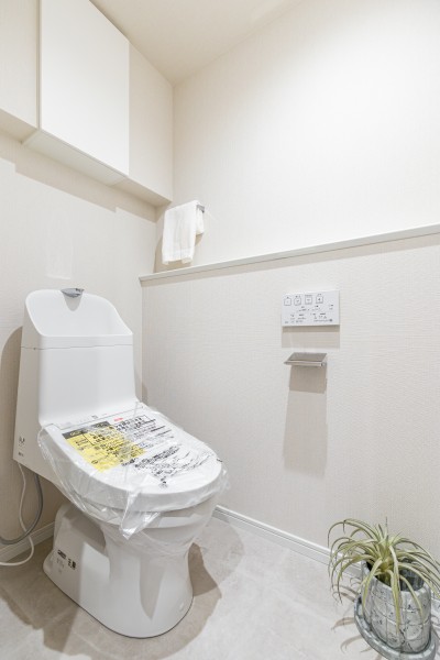 優れた節水効果や汚れが付きにくい便座など、ほしかった機能が揃ったウォシュレット一体型トイレです。収納が備わっているので、足元の空間もすっきりとお使いいただけます。