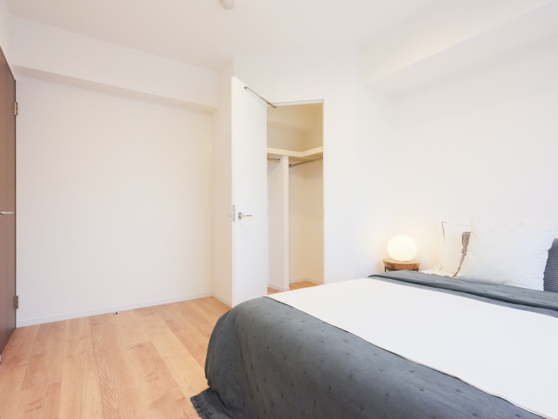 洋室1はウォークインクローゼットを備える収納豊富なお部屋です。たっぷりと荷物を収納でき、居住空間は広くお使いいただけます。