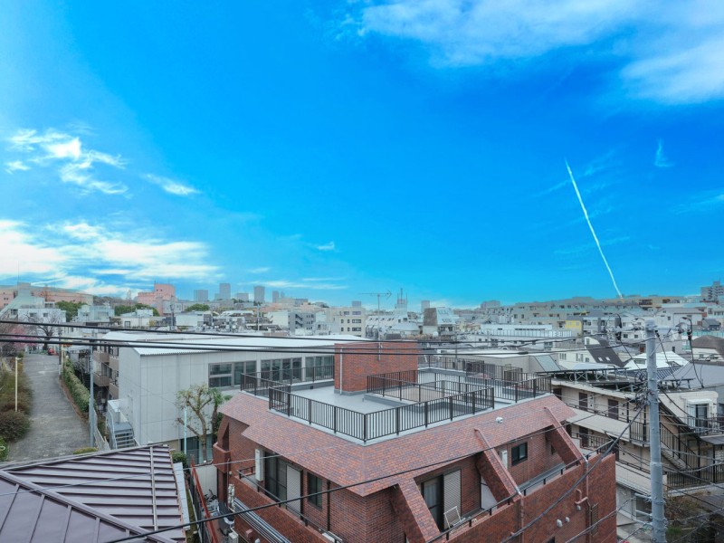 前面に高い建物がないバルコニーからの眺望です。のびやかに広がる空が日常になり、至福の時間に包まれる住まいです。