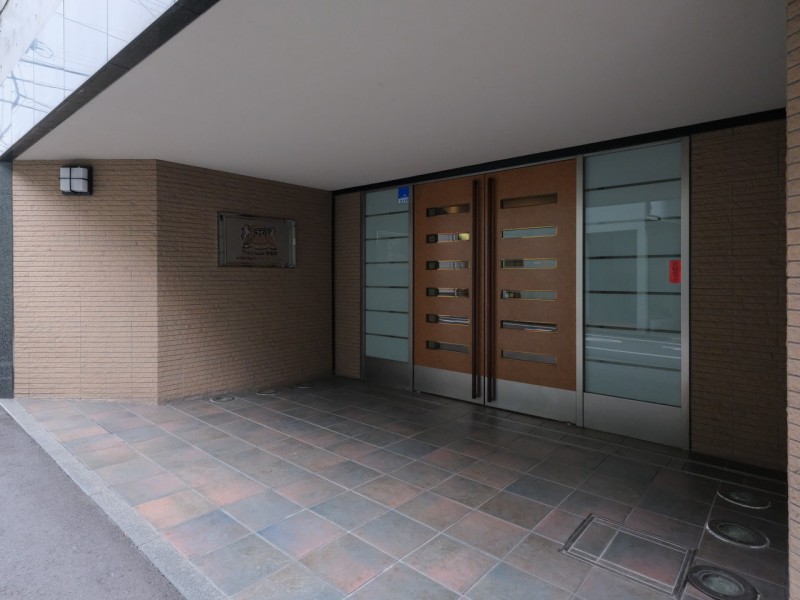 定期的なメンテナンスが行われ綺麗に保たれたエントランスです。時代に左右されず、将来にわたって価値が継続する「上質」な佇まいです。