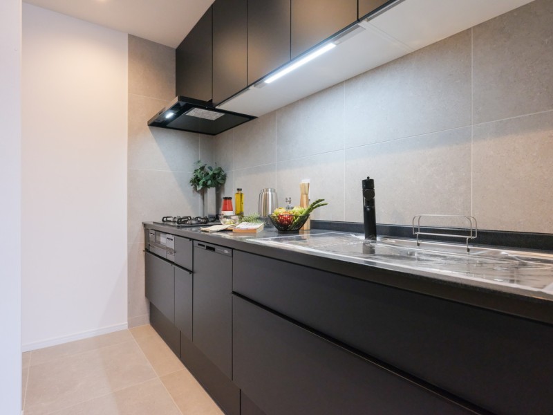 お部屋の雰囲気に溶け込む、インテリアの一部のようなシステムキッチンです。壁と床には同じタイルを使用し、統一感ある空間に仕上げました。