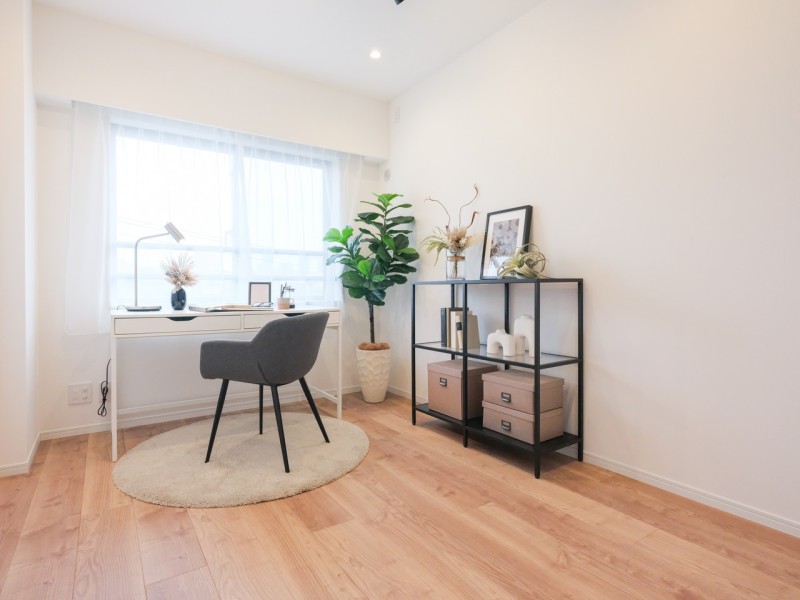 洋室2は、書斎などにちょうど良いサイズのお部屋です。明るい自然光が注がれ、一息つけるやすらぎの時間が流れます。