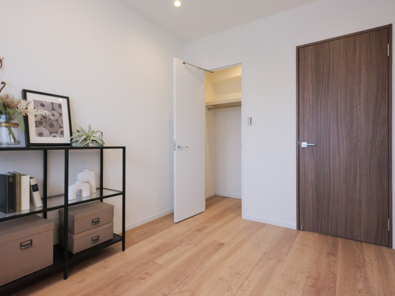 洋室2にも頼もしい収納力を持つウォークインクローゼットを備え付けました。かさばりやすいアウターやオフシーズンの家電など、たっぷり収納できます。