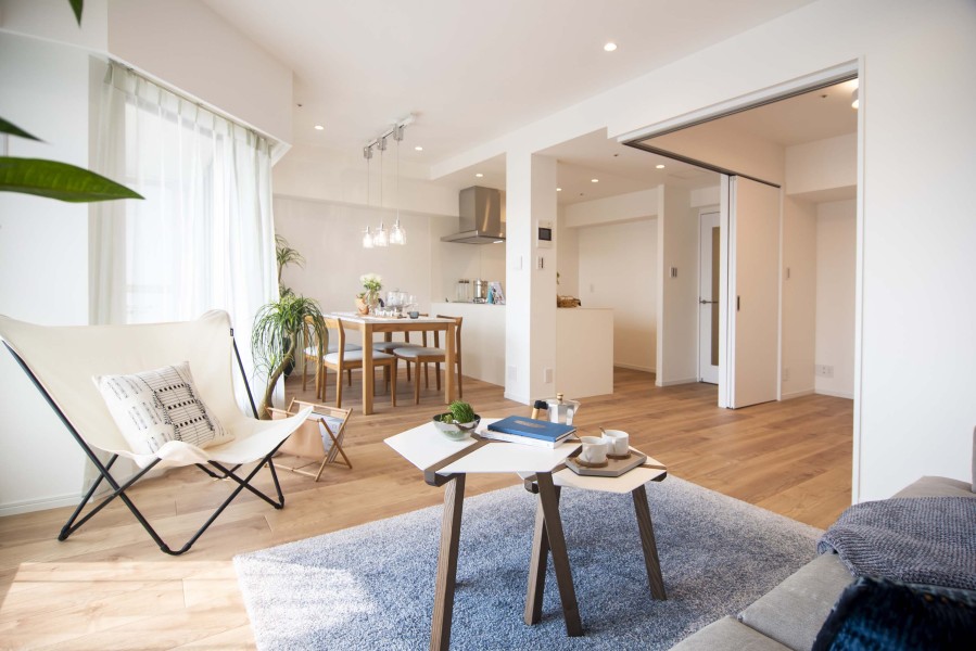 心がほっとする陽光が注がれるリビングダイニングは、開放感と安らぎを享受したのびやかな住空間です。お食事中も明るい日差しを感じながら過ごせそうです。