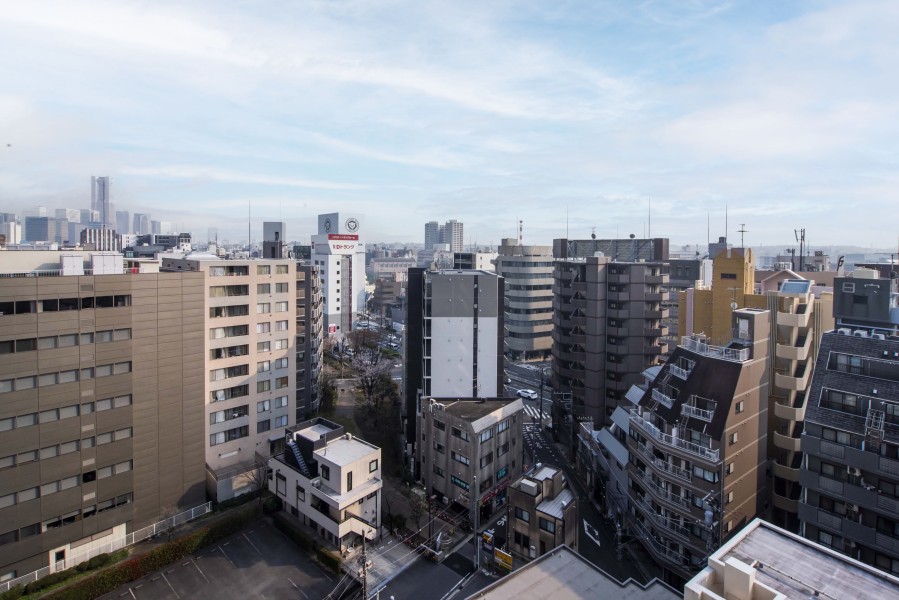 バルコニーからの眺望です。目の前に大きな建物がなく開放的で、見上げると青々とした空を仰ぐことができます。