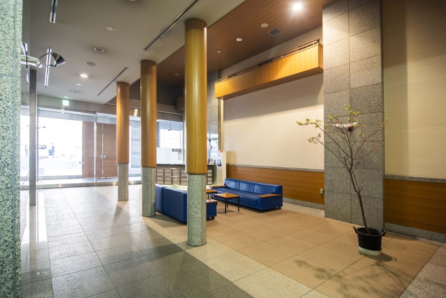 スタイリッシュに加え質感があり機能的でもあるエントランスは邸宅へ導くアプローチが気分を高めてくれます。オートロック付きなのでセキュリティ面も安心です。