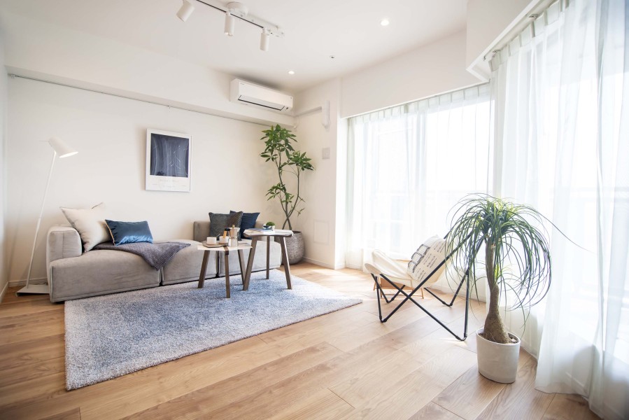 やさしい光と爽やかな風が通り抜ける心地よいリビングです。住まう方の趣味や感性で飾っていただけるように、シンプルな内装で仕上げました。