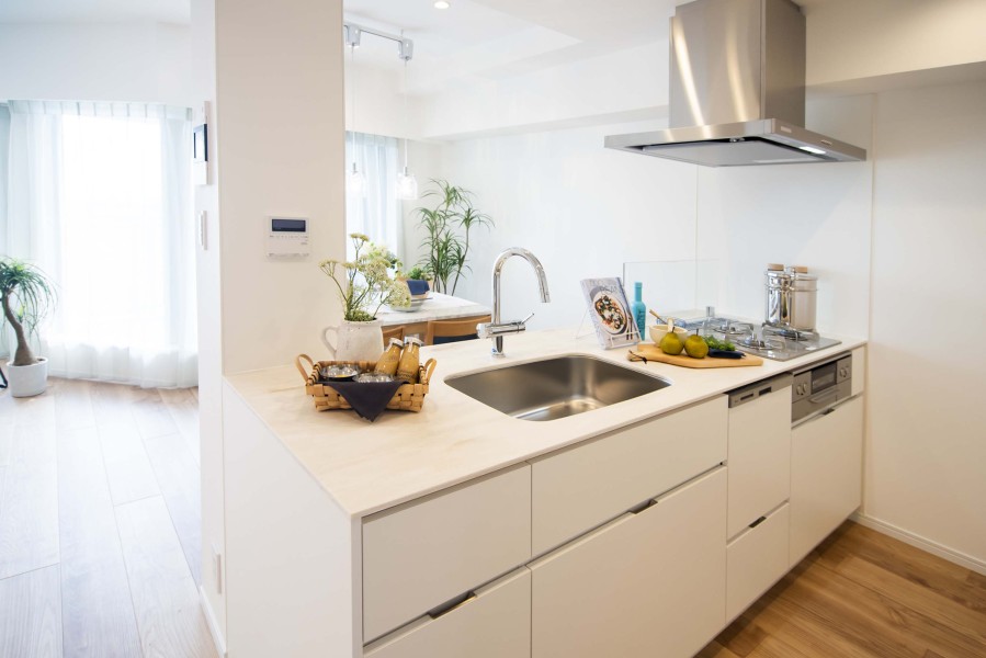 美しい面材やスタイリッシュな水栓金具を組み合わせた田中工藝製システムキッチンを新規設置。リビングにいるご家族と会話をしながら家事が楽しめるオープンタイプを採用しました。