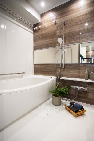 木目調のパネルがくつろぎと高級感を醸し出します。浴室をより広く見せる効果がある横長ミラーを採用。くつろぎのリラクゼーションタイムを心行くまでお楽しみいただけます。