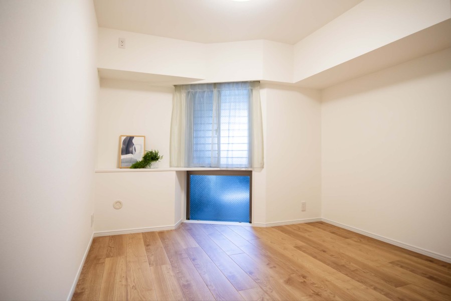 洋室1は主寝室にぴったりなゆとりあるお部屋です。穏やかな自然光が注がれ、過ぎゆく時間をのんびりと感じることができる空間です。