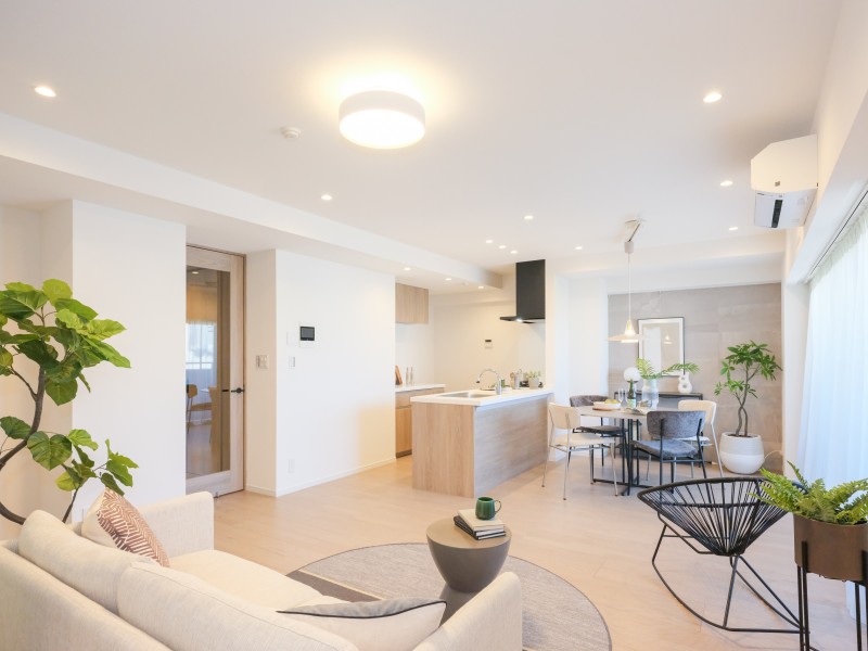 約17帖のゆとりあるリビングダイニングには床暖房を敷設しているため、寒い冬でも足元からじんわり温もりを感じます。大きな窓からたっぷりの光が差し込み、開放的な住空間です。