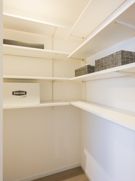 使い勝手の良い納戸です。棚を造作しているので、防災バッグや日用品のストックなど、たっぷり収納いただけます。