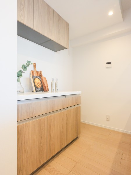 キッチン背面には収納豊富でカウンタースペースも広いカップボードがあります。快適な家事動線が確保されたオープンキッチンです。