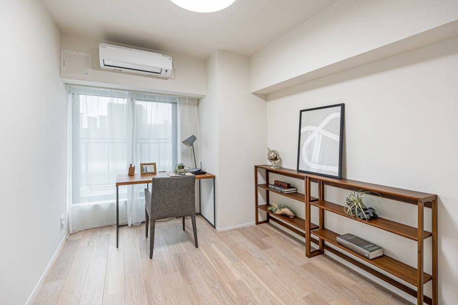 洋室3はリビングから一番遠く、プライベート性が高いお部屋です。柔らかな光が長時間続く角部屋は、勉強や読書など落ち着いて作業したいときのワークスペースにぴったりです。