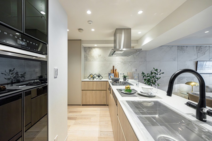 使いやすさとデザイン性を兼ね備えた田中工藝製のシステムキッチンです。木目調の面材が上質なお部屋に調和しています。