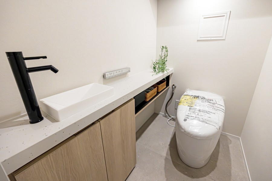 レストルームには手洗いカウンターを備え付けました。洗練されたデザインのタンクレスを採用。ウォシュレット一体型のトイレは、お掃除の手助けをしてくれる便利機能が搭載されています。