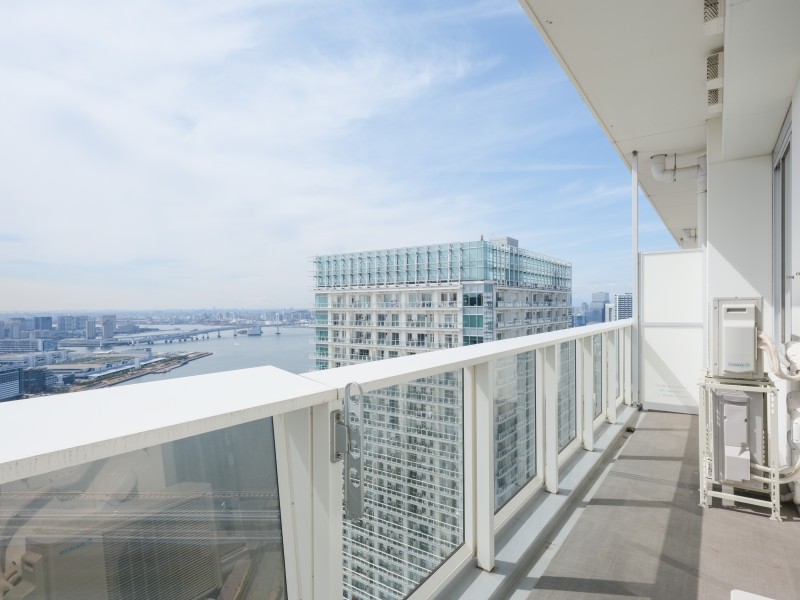 約12m²の広々とした南向きのバルコニーです。暮らしに大切な光と風をめいっぱい感じることができるリフレッシュスペースです。