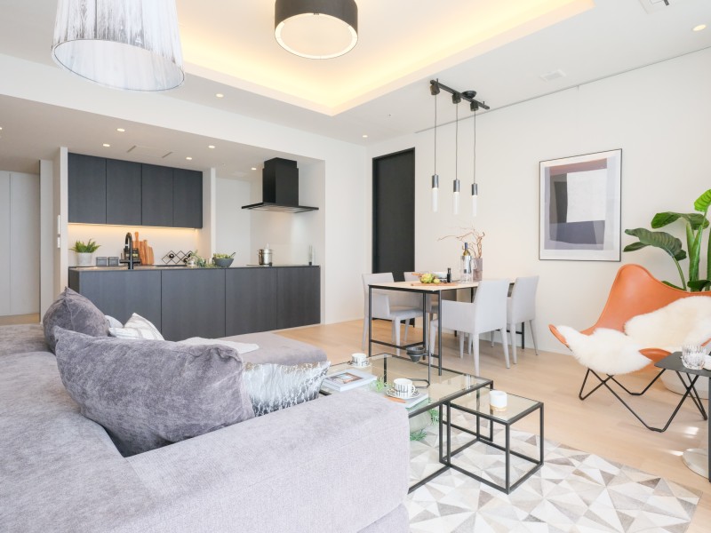 ピクチャーレールがあるので、壁を傷つける心配なくお気に入りのアートやグリーンを飾りインテリアを楽しめます。