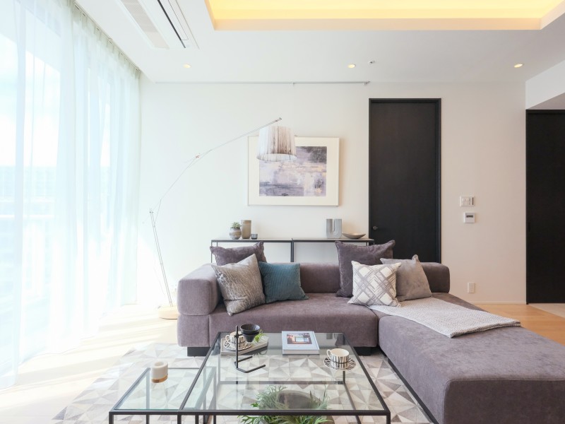 リュクスな暮らしが叶う天井高3ｍのリビングダイニングは気品を感じる寛ぎの空間です。床暖房完備で、一年中快適な室温でお過ごしいただけます。