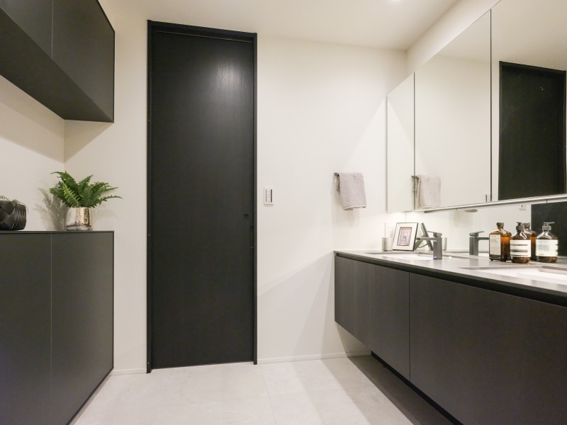 空間に美しく溶け込むダブルボウルの洗面化粧台です。頼もしい収納棚を備え付けたので、細々したものが多くなる洗面室もすっきり保てそうです。