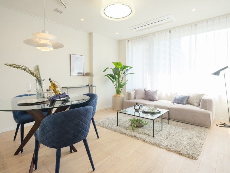 豊かな緑と都心の利便性を存分に享受した安らぎの空間が広がります。やさしい光と爽やかな風が通り抜ける上質な住まいです。