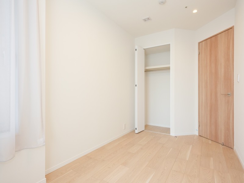 洋室2にもクローゼットを備え付けています。住まう方の趣味や感性で飾っていただけるように、シンプルで柔軟性のある内装に仕上げました。