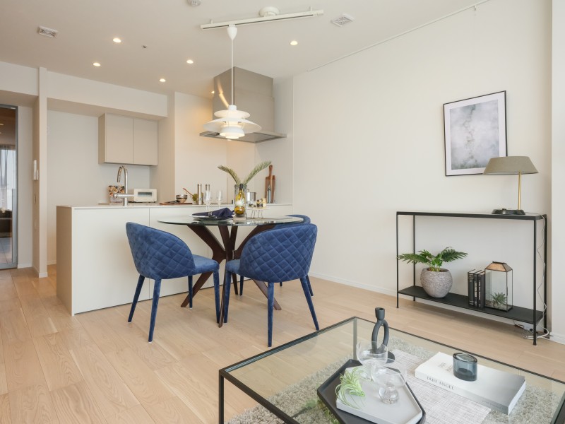 約14.9帖のゆとりがあり、心に余裕をもたらしてくれる居住空間です。リビングダイニングには床暖房が敷設されているので、1年中快適にお過ごしいただけます。